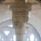 E sul capitello di una colonnina scoviamo anche il viso Federico II, che sembra vigilare sulla chiesa da lui voluta