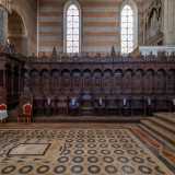 Alle spalle dell�altare si dispone il coro in legno...