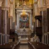 Giungiamo quindi all'altare principale del 1735, in marmo bianco e policromo, che sostitu� quello ligneo cinquecentesco. Al di sopra campeggia il dipinto dell'Assunzione della Vergine del 1546, una delle poche opere superstiti dell�artista Leonardo Castellano