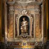 In un�altra cappella scorgiamo un altare di met� XVIII secolo con una statua di San Giuseppe con Bambino, lavoro della bottega del Bernini del 1654