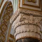 A imperare � il marmo colorato. I capitelli che sorreggono l'impianto della chiesa sono stuccati e dipinti con contrasti cromatici che vanno dall�oro al verde