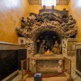 Nella navata sinistra � custodito invece un presepe del 1587 attribuito alla bottega materana di Persio. Le stalattiti sono vere: appartengono alle grotte carsiche della zona