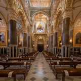 La chiesa si presenta a tre navate e il piano strutturale � quello del tempo di Federico. � subito evidente il contrasto con la sobriet� della facciata: l�interno � infatti opulento ed elaborato, frutto di interventi massicci operati nella seconda met� dell�800
