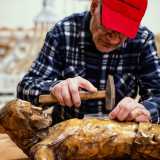�Io ho la necessit� di sentire ogni giorno l�odore del legno e di trasmettere l�amore per quest�arte�, conclude Gaspare mentre � alle prese con un crocifisso in rovere del 1980. Lo sta restaurando con le sue mani, perch� lui le �fredde� macchine industriali le lascia volentieri agli altri