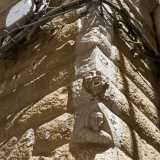 Fregi che richiamano i vizi capitali, decori in pietra con scene di caccia e soprattutto simboli che rievocano i primordi della Massoneria. Nel centro storico di Corato si trova un particolare edificio cinquecentesco: si chiama Palazzo Catalano e il cui prospetto offre intrigranti e antichi dettagli che lo rendono unico nel suo genere