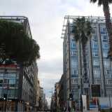 A fare da �guardia� all�ingresso dell�arteria, ci sono due alti fabbricati (tra i pochi di pregio costruiti �recentemente� nel murattiano), opera negli anni 60 di architetti del calibro di Chiaia, Napolitano e Sangirardi
