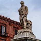 Dall�alto di un piedistallo posizionato all�estremit� della verde piazza Massari, si affaccia sul corso il musicista barese che ha dato il nome al politeama: Niccol� Piccinni. La scultura che lo ritrae  fu approntata nel 1885