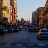 Sul corso si stagliano il Palazzo del Governo, il Comune, il teatro Piccinni, ma anche eleganti ed eclettiche dimore quali Palazzo Diana e Palazzo Fizzarotti. Un luogo quindi rilevante e dall�anima composita, ma troppo trafficato e �spezzettato� in numerosi isolati per essere scelto dai baresi per una rilassante passeggiata