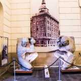 Nel suo androne sono poi conservati quattro possenti telamoni, malinconici resti di un gioiello liberty, il Palazzo della Gazzetta, dissennatamente abbattuto nel 1982