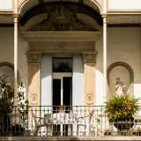 ...dalle colonnine che precedono l�ingresso alle statue ai lati della porta, dall�architrave entro cui quest�ultima � incastonata...
