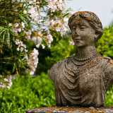 ...che circondano statue riraenti eleganti donne...