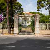 � l�anno di costruzione di Villa Di Cagno, dimora situata dietro il cancello e immersa in un rigoglioso giardino
