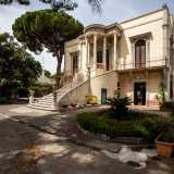La villa, di color crema, � molto peculiare