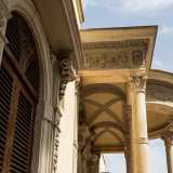 Le finestre arcuate con cornici trabeate ricordano per� al Rinascimento...