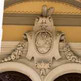 ...cos� come i fregi del portico a girali d�acanto...