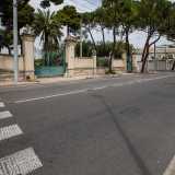 Ritorniamo in strada e camminiamo per pochi metri: ai civici 471 e 473, dietro un cancello verde, ci aspetta l�incantevole Villa Suppa