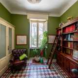 Ad esempio nello studio il verde delle pareti mette in risalto i colori delle mattonelle d�epoca decorate con forme geometriche e floreali