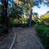 Siamo in un tipico giardino all�italiana, riconoscibile dalla simmetria e dall�ordine geometrico delle viuzze e delle aiuole che ospitano arbusti e piante tipicamente mediterranee