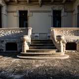 La nostra attenzione si rivolge subito alla gradinata d�ingresso della loggia centrale in pietra di tufo di Lecce. � composta da sette scalini impreziositi da due fioriere laterali, dai quali partono fregi che decorano l�intero balcone al piano rialzato