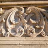 ...ma anche bassorilievi con conchiglie, fiori e ghirigori