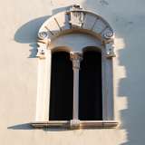 Interessante � anche la cornice ad arco estradossata e la bifora, che con la sua lunetta superiore � decorata con linee pi� morbide, un chiaro richiamo all�epoca medievale