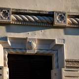 Qui sono presenti quattro porte-finestre caratterizzate da una balaustra superiore con ornamenti geometrici quadrangolari rigorosi...