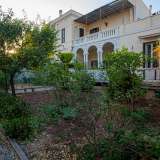Ci ritroviamo cos� davanti alla parte retrostante del fabbricato, affacciata su un piccolo giardino e caratterizzata da un loggiato posto su un piano rialzato