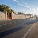 ...si trovano le due colonne che racchiudono l�ingresso della residenza...
