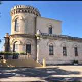 In effetti pare proprio di trovarsi davanti a un maniero...