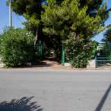 Percorriamo cos� cinquecento metri sino ad arrivare al civico 100 della strada, dove si erge un anonimo cancello verde...