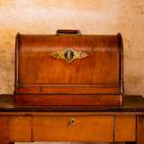 Il documento non � l�unico oggetto d�epoca: attorno a noi notiamo ad esempio una macchina da cucire col caratteristico coperchio...