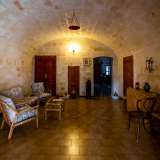 Ma � arrivato il momento di entrare. Ad accoglierci � un ambiente fresco coronato da alte volte