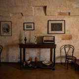 ...oggi sono spazi ampi ornati sobriamente da cassapanche e com�, sedie e tavolini, piccoli quadri, candelabri antichi e una radiolina d�epoca