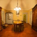 Tramite una scala giungiamo ora al pi� �nobile� piano superiore e alla camera dello zio prelato...