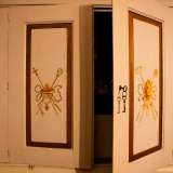 Un armadietto in legno ci riserva una chicca...