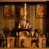 ...le sue ante si aprono infatti su un altare domestico, tripudio di immagini sacre, statuine e manne, davanti al quale si sono svolte funzioni fino agli anni 80