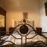 Nella stanza da letto, che conserva l�arredamento originale...