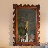 ...ci imbattiamo in un�altra sorpresa: un particolare crocifisso in cera dell�800 con tanto di �porticina� che svela il costato di Cristo