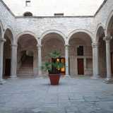 Proseguiamo per circa 200 metri lungo via Rogadeo, sulla quale si trovano la prestigiosa Galleria Nazionale della Puglia...