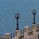 Un�arteria arricchita dalla presenza di 197 iconici lampioni in ferro e da numerose panchine dalle quali si pu� ammirare il blu del mare, senza per� poterlo �toccare�