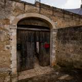 Non ci resta ora che entrare. L�accesso all�immobile � costituito da un antico e malandato portone in legno