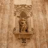 ...si aprono infatti due nicchie contenenti statue di putti con in basso due teschi e un osso tra i denti