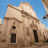 Santa Maria del Suffragio si trova al civico 16 di via Padre Nicodemo Argento, stretta strada situata nei pressi della Cattedrale