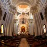 Accediamo ora all�interno della chiesa, che si presenta con una pianta a croce greca a navata unica con le pareti tinte di azzurro arricchite da diversi decori barocchi...