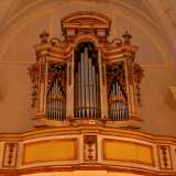 ...tra i quali un settecentesco organo a canne...