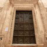 Sulle ante del portone si trovano poi 14 diversi riquadri che simboleggiano i mestieri dell�epoca...
