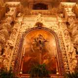 Domina, al centro, la tela settecentesca del pittore napoletano Paolo De Matteis raffigurante Santa Maria del Suffragio