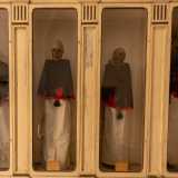 ...dentro le quali sono posti nove corpi mummificati vestiti con tuniche bianche, nere e rosse