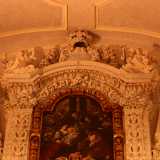 La sontuosa opera in pietra culmina in alto con un timpano �arricchito� da tre effigi di teschi