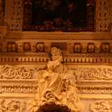 ...statue di santi ed elaborati decori vegetali